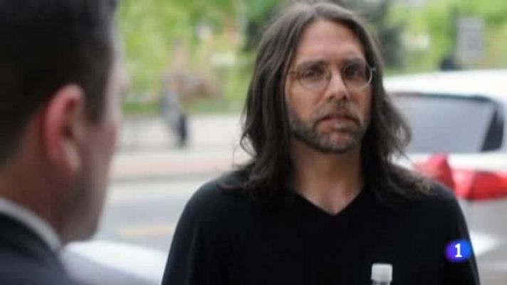 Telediario 1 - Detenido Keith Reniere, líder de una secta que esclavizaba sexualmente a mujeres y las marcaba como ganado