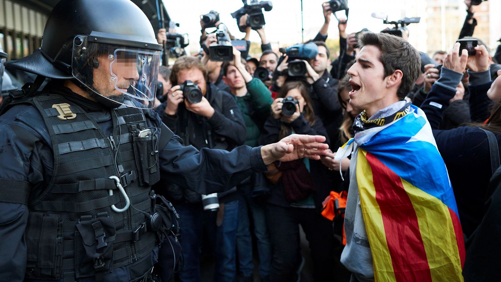 Telediario 1: Independentistas rodean Sants y cortan carreteras en Cataluña en protesta por la detención de Puigdemont | RTVE Play