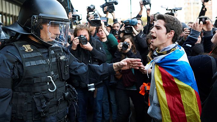 Telediario 1 - Independentistas rodean Sants y cortan carreteras en Cataluña en protesta por la detención de Puigdemont
