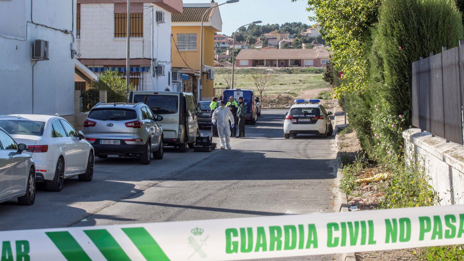 Una madre y su hijo han aparecido muertos, con claros signos de violencia, en su casa de las Torres de Cotillas, Murcia. El hijo mayor y hermano de las víctimas ha sido el que ha encontrado los cuerpos a primera hora de la mañana. La Guardia Civil no