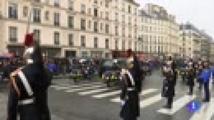 Telediario 1 - Francia rinde homenaje a Arnaud Beltrame, el gendarme asesinado tras cambiarse por una rehén