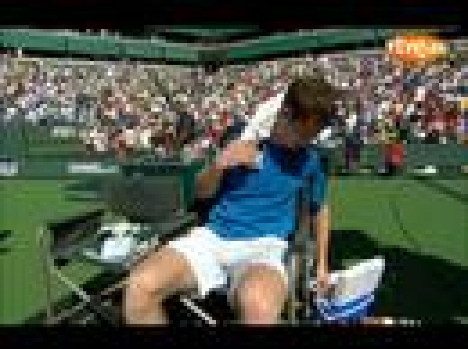 El escocés Andy Murray se convierte en el primer finalista del Indian Wells tras batir a Roger Federer en tres sets (21/03/2009).  