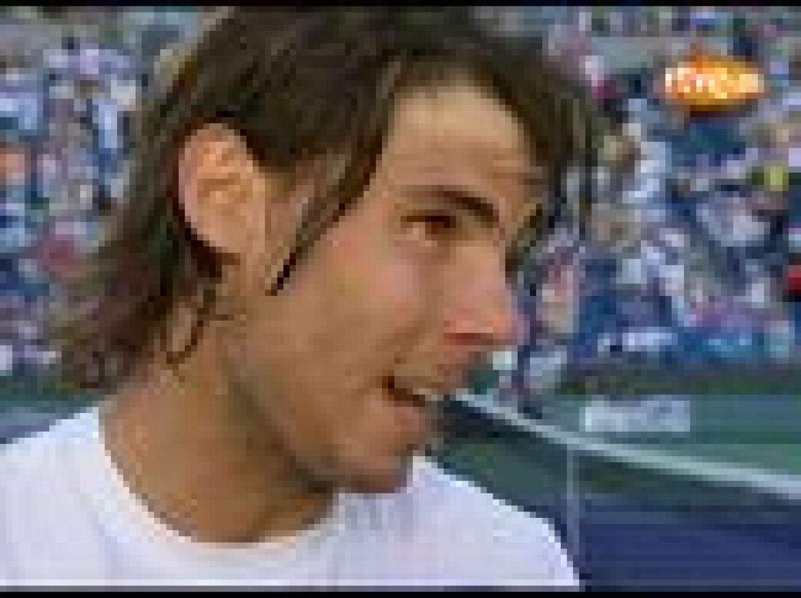 Rafa Nadal analiza a pie de pista el contra Roddick ante el micrófono de nuestra enviada Rosana Romero. El mallorquín asegura que el partido se puso "feo" cuando el viento empezó a rachear (22/03/2009). 