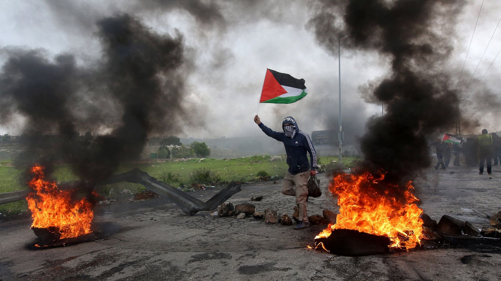 Telediario 1: Más de una decena de palestinos muertos en las protestas en la frontera entre Gaza e Israel | RTVE Play