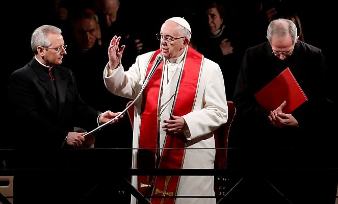 Via Crucis desde el Coliseo en Roma