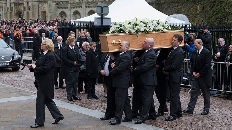 Amigos y familiares despiden a Stephen Hawking en un funeral en la Universidad de Cambridge