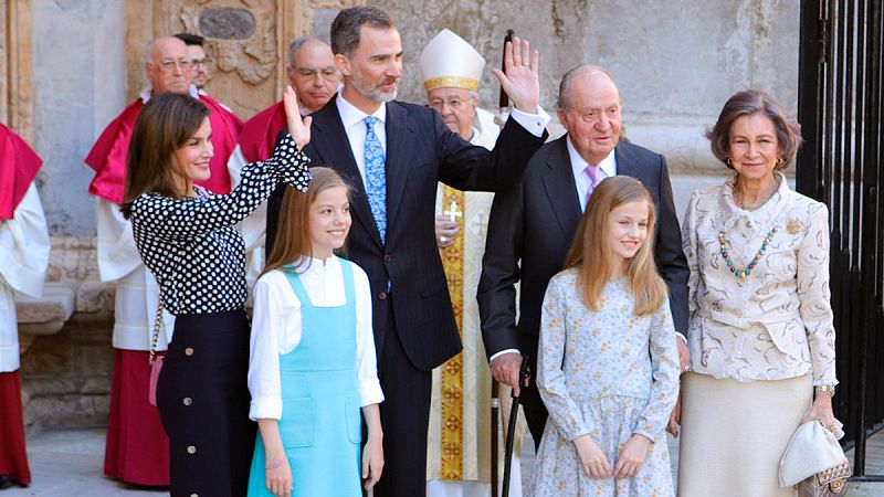 Los reyes, sus hijas y don Juan Carlos y doña Sofía asisten a la misa del Domingo de Resurrección en Palma