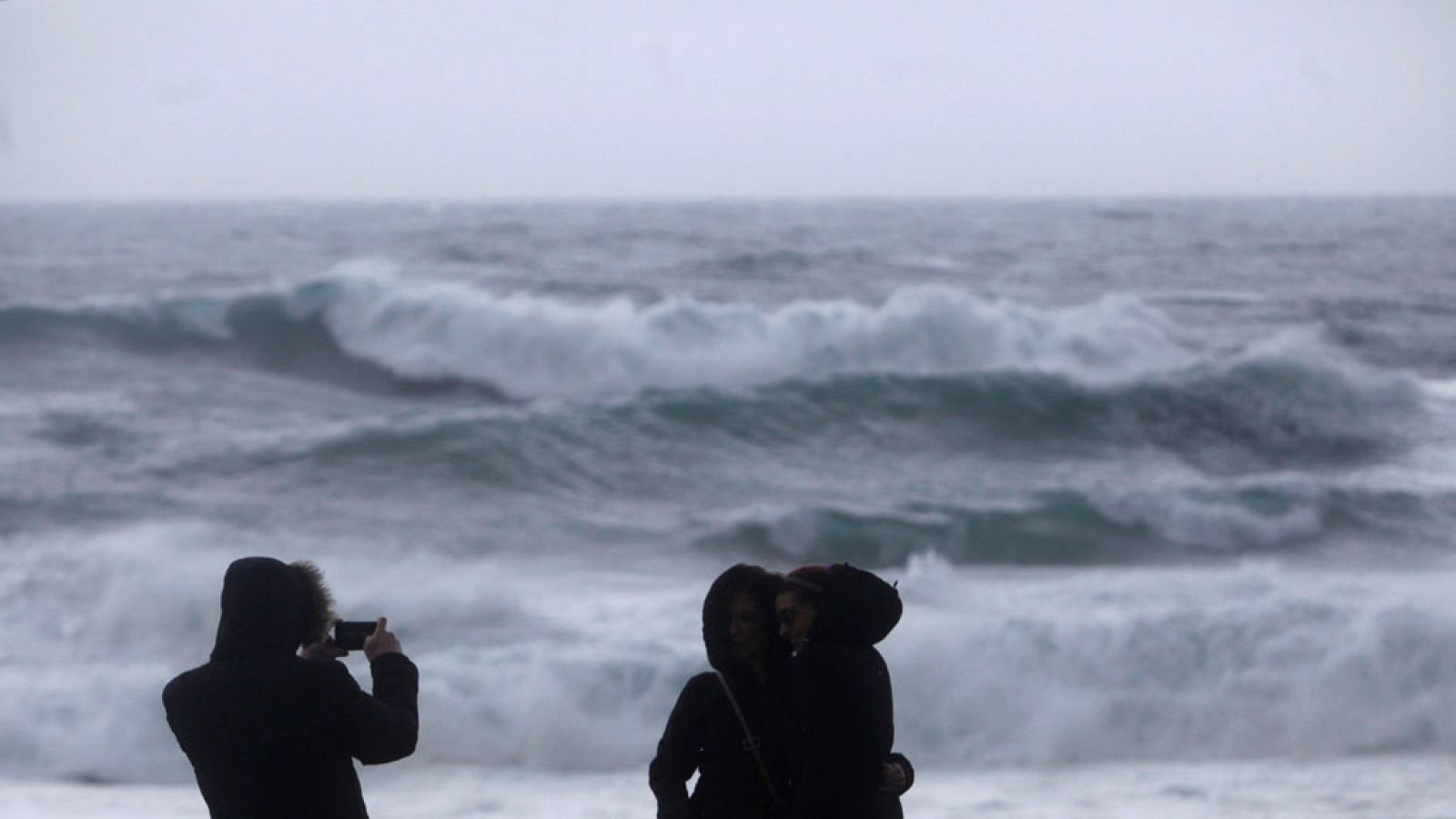 El tiempo: Intervalos de viento fuerte en Galicia y el norte peninsular | RTVE Play