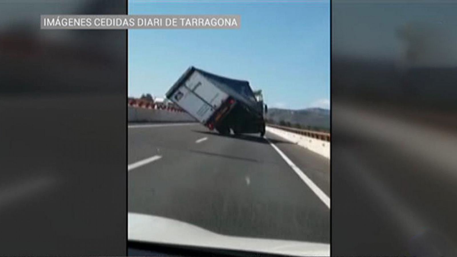 Telediario 1: Dos camiones vuelcan en la A-7, en Tarragona por las fuertes rachas de viento  | RTVE Play