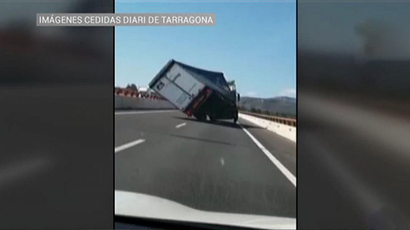 Dos camiones vuelcan en la A-7, en Tarragona por las fuertes rachas de viento 