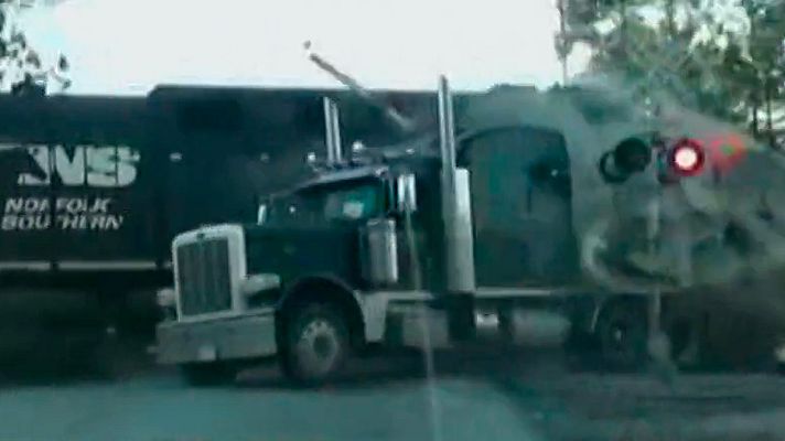 Telediario 1 - Un tren arrolla a un camión atascado en un paso a nivel en EE.UU.