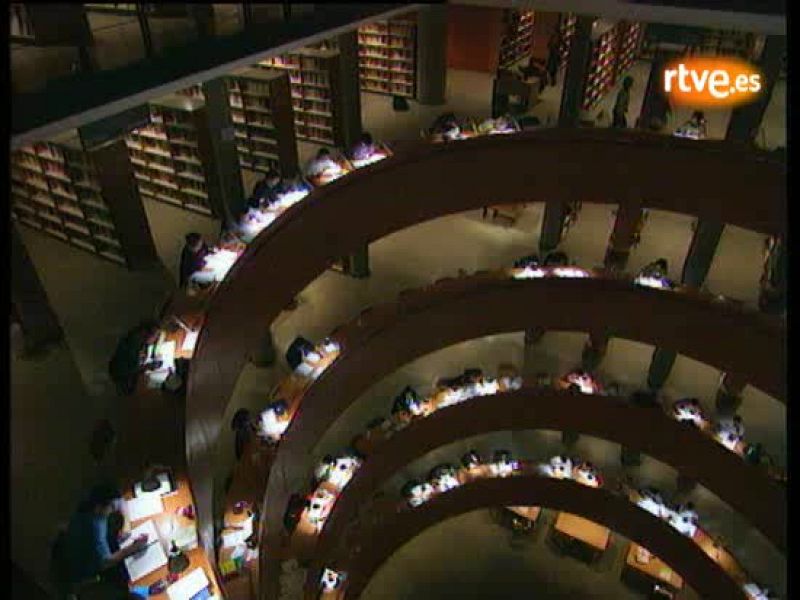 Informe Semanal analiza como la UNED ha dado la oportunidad a miles de personas de estudiar una carrera.