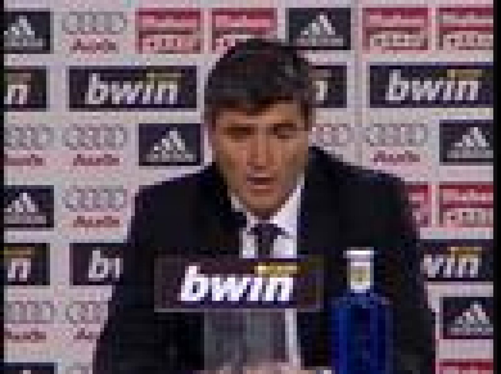 El técnico del Almería Hugo Sánchez ha reconocido, en la rueda de prensa posterior al partido que ha enfrentado al Real Madrid frente al Almería, sentirse emocionado al sentarse como técnico en el banquillo del Bernabeu.