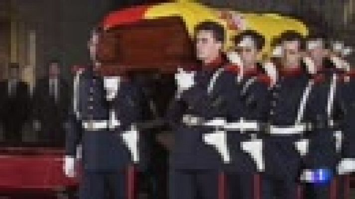 Telediario 1 - Los reyes presiden la misa de homenaje a don Juan de Borbón a la que ha acudido la infanta Cristina