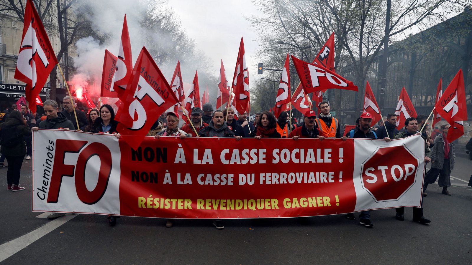 La primera de las 36 jornadas de huelga de ferrocarriles en Francia afecta a 4,5 millones de personas