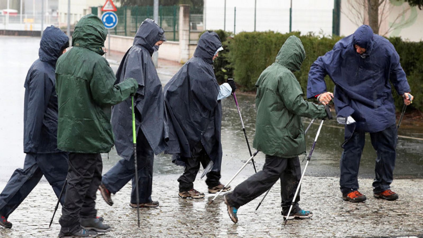 El tiempo: Precipitaciones localmente fuertes o persistentes en el oeste de Galicia. Intervalos de viento fuerte en la meseta Norte, zonas altas y litorales del norte peninsular | RTVE Play