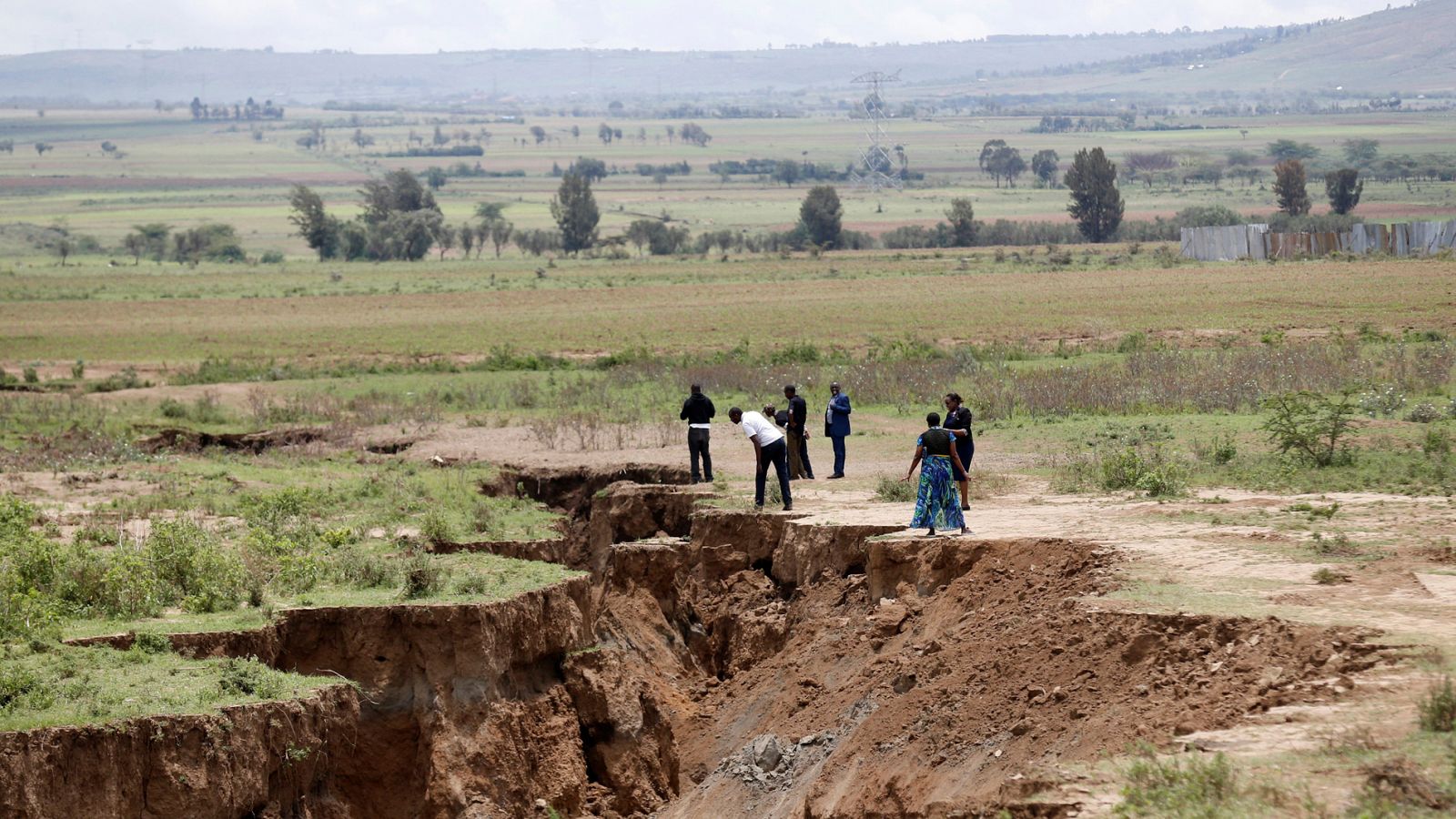 Telediario 1: Aparece una enorme grieta en Kenia que podría dividir África en dos | RTVE Play