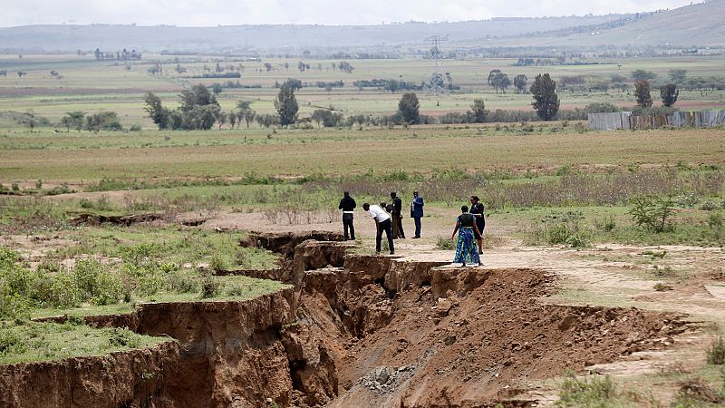 Una grieta gigante de varios kilómetros ha aparecido en Kenia y, según diferentes geólogos, podría dividir en un futuro el continente africano en dos. La enorme grieta apareció en una carretera principal de Mai Mahiu, una ciudad situada en la zona de
