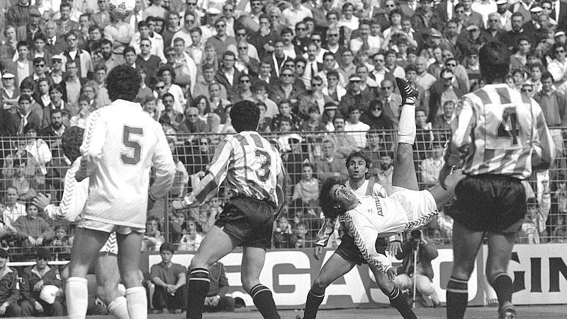 Son muchos los que han practicado el acrobático arte de la chilena, desde el mexicano Hugo Sánchez hasta Cristiano Ronaldo, pasando por Rivaldo, Ronaldinho o Ibrahimovic.