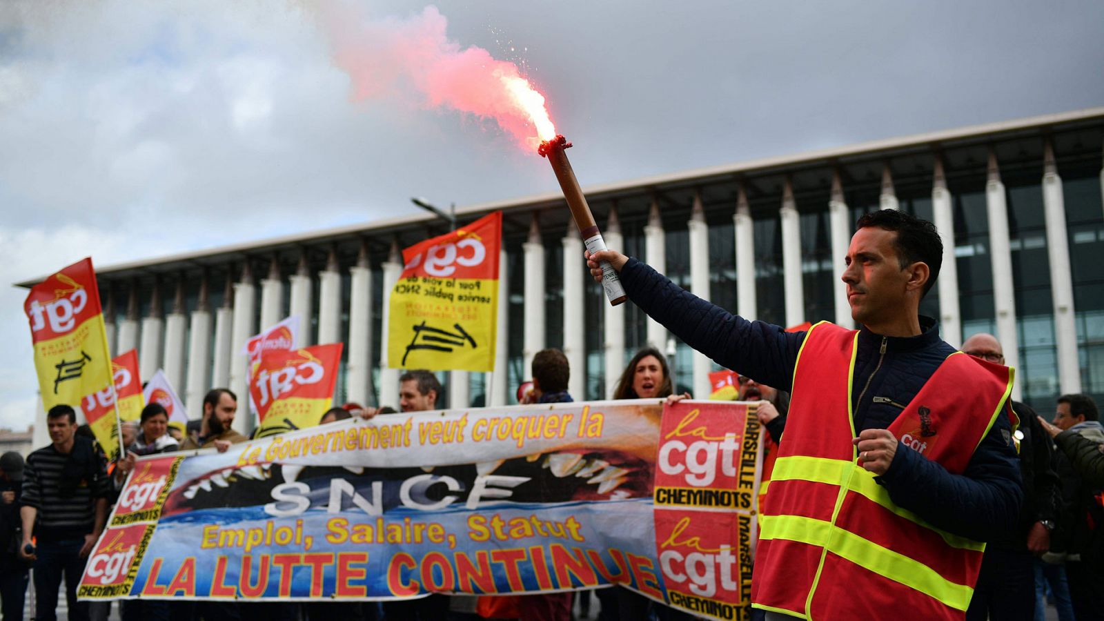 El segundo día de huelga en Francia provoca atascos de 400 km en los accesos a la capital