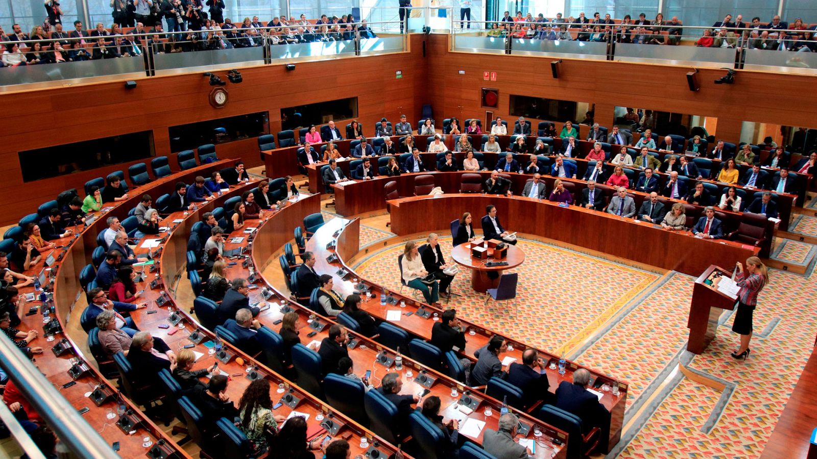 Las explicaciones de Cifuentes sobre su máster en la Asamblea de Madrid no convencen a la oposición