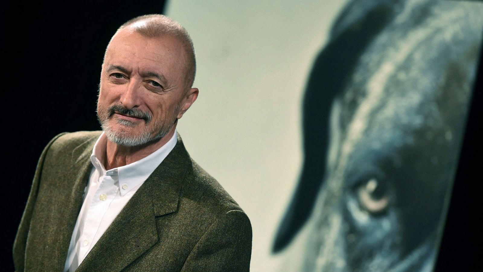 Llega a las librerías el último libro de Arturo Pérez-Reverte: "Los perros duros no bailan"