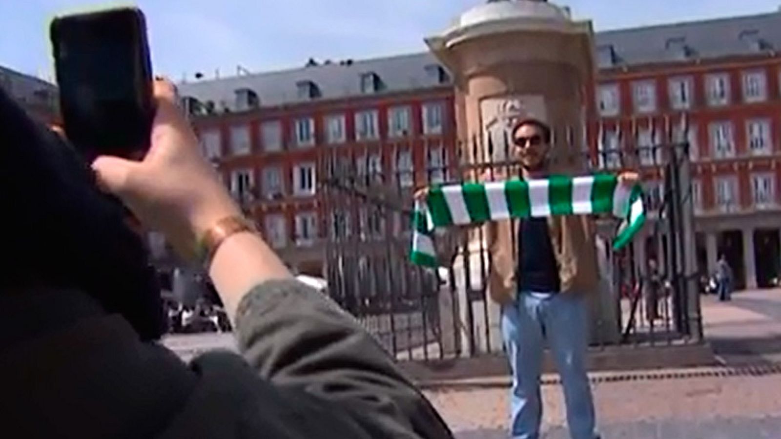 Al Atlético de Madrid-Sporting, considerado de alto riesgo, acudirán 3.600 seguidores portugueses, que se han dejado ver, sin incidentes, por el centro de la capital.