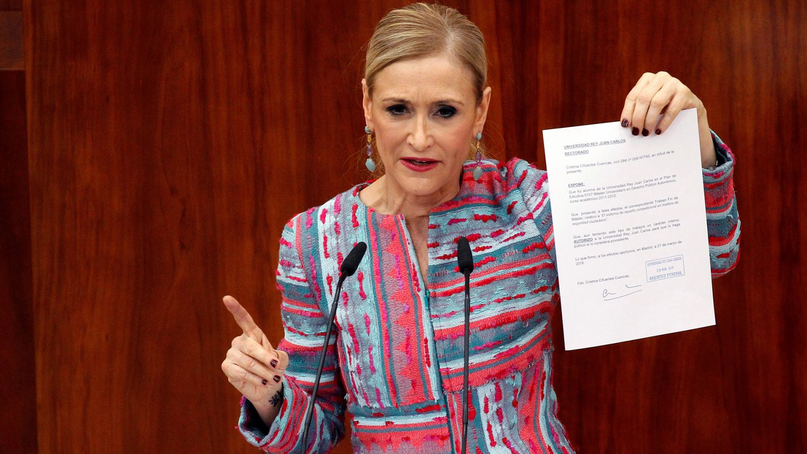 Telediario 1: La presidenta del tribunal del máster declara que su firma es falsa y que nunca evaluó a Cifuentes | RTVE Play