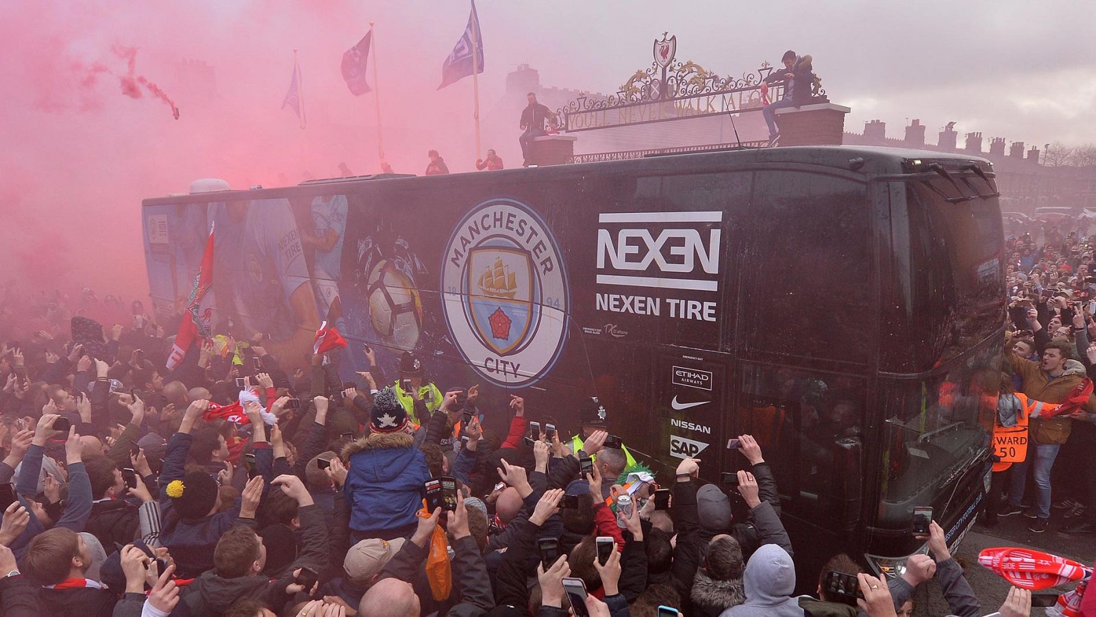 La UEFA abre un expediente al Liverpool por el lanzamiento de objetos al autobús del City | Ver