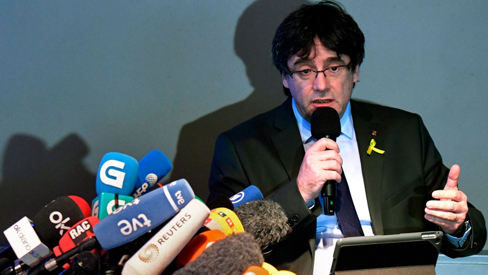 Puigdemont pide al Gobierno de España "resolver políticamente un problema que a todas luces es politico"