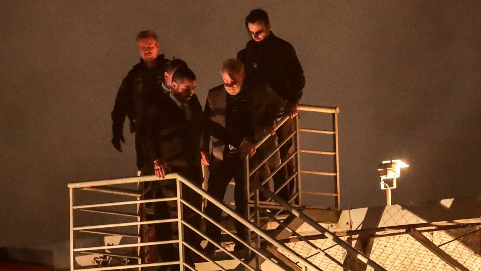 Lula ingresa en la prisión de Curitiba tras entregarse a la Policía Federal 