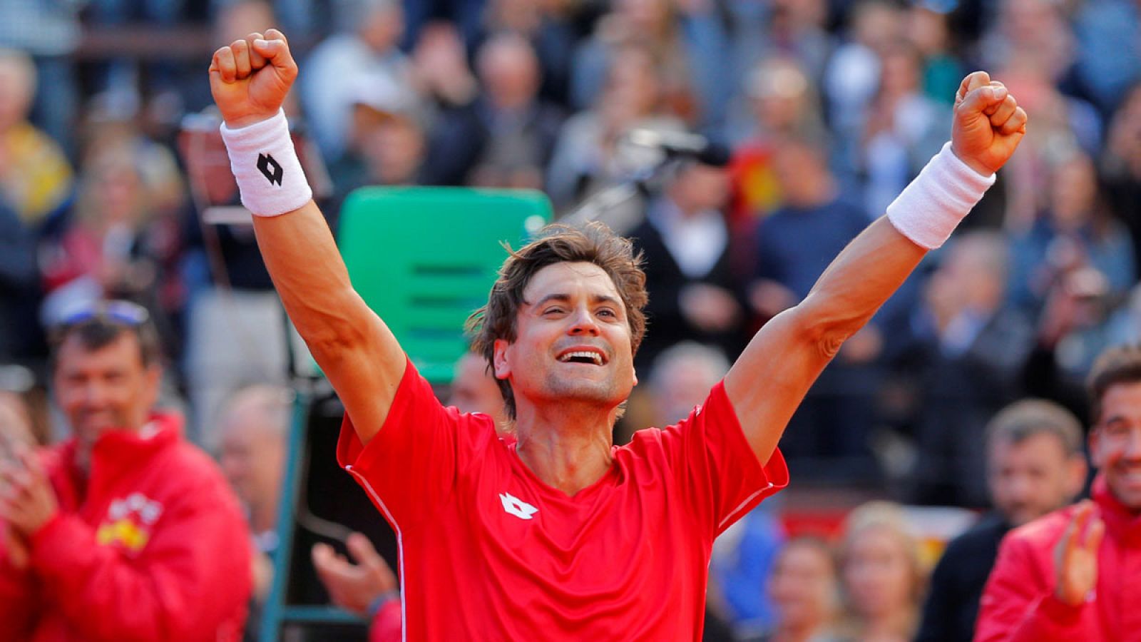 David Ferrer dio a España el quinto y definitivo punto de la eliminatoria de los cuartos de final de la Copa Davis, tras imponerse en un vibrante y reñido partido al alemán Philipp Kohlschreiber por 7-6(1), 3-6, 7-6(4), 4-6 y 7-5, tras 4 horas y 51 m