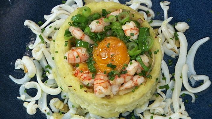 Huevos con gambas