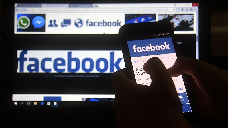 La red social Facebook ha comenzado a notificar este lunes a todos los usuarios afectados por el caso Cambridge Analytica de que su información personal se ha visto comprometida por la filtración de datos. El aviso se encuentra en la parte superior d