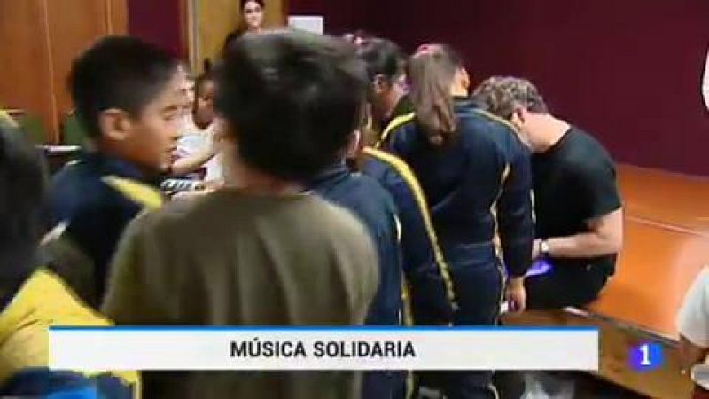 El director Pablo Heras Casado dirige a un coro infantil contra la exclusión social