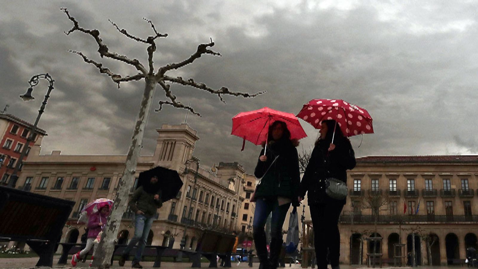 El tiempo: Precipitaciones localmente fuertes o persistentes en el área del Estrecho. Viento fuerte en zonas de Andalucía | RTVE Play