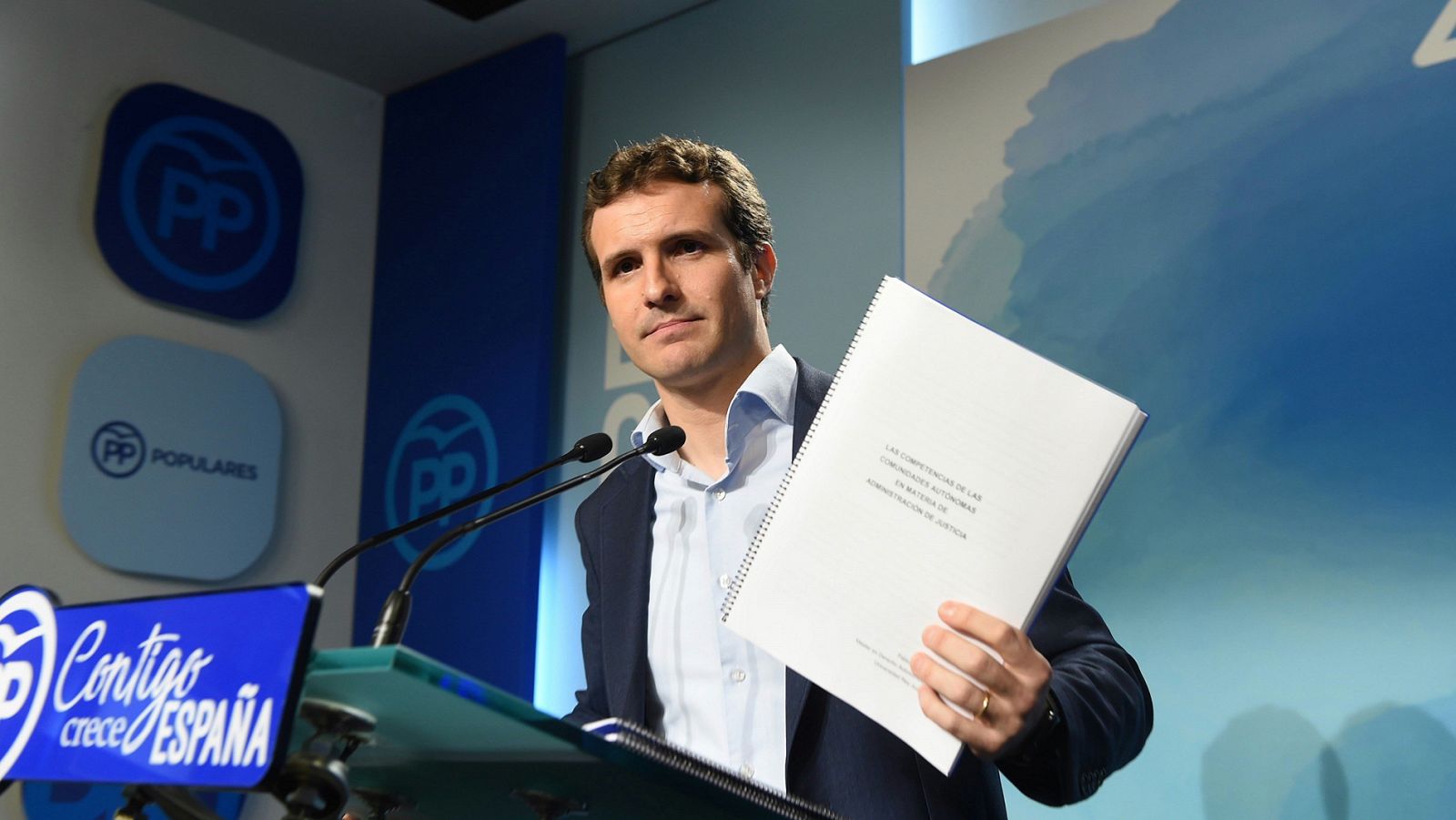 Telediario 1: Pablo Casado muestra la documentación de su máster y asegura que no se le exigió ir a clase | RTVE Play