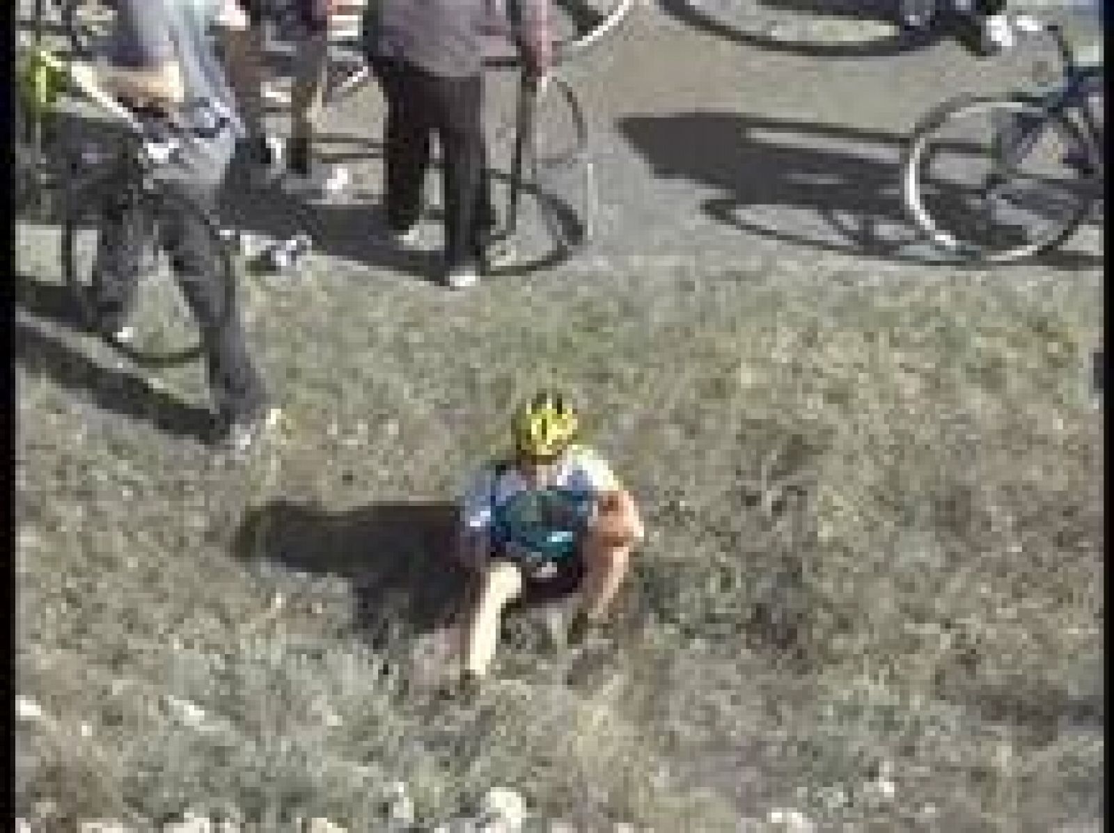 Lance Armstrong se vio involucrado en una caída y se llevó la peor parte: fractura en la clavícula y un mes de baja que le aleja del Giro y de llegar en forma al Tour