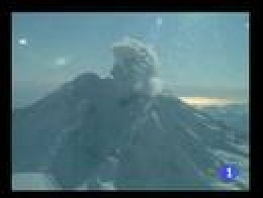  - El volcán Monte Redoubt ruge