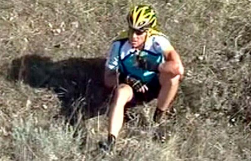 El regreso de Lance Armstrong a EspaEl regreso de Lance Armstrong a España y su debut con Contador en la Vuelta a Castilla y León acaba con una caída del norteamericano, que le ha provocado una rotura de clavícula y complica su participación en el Giro. 
