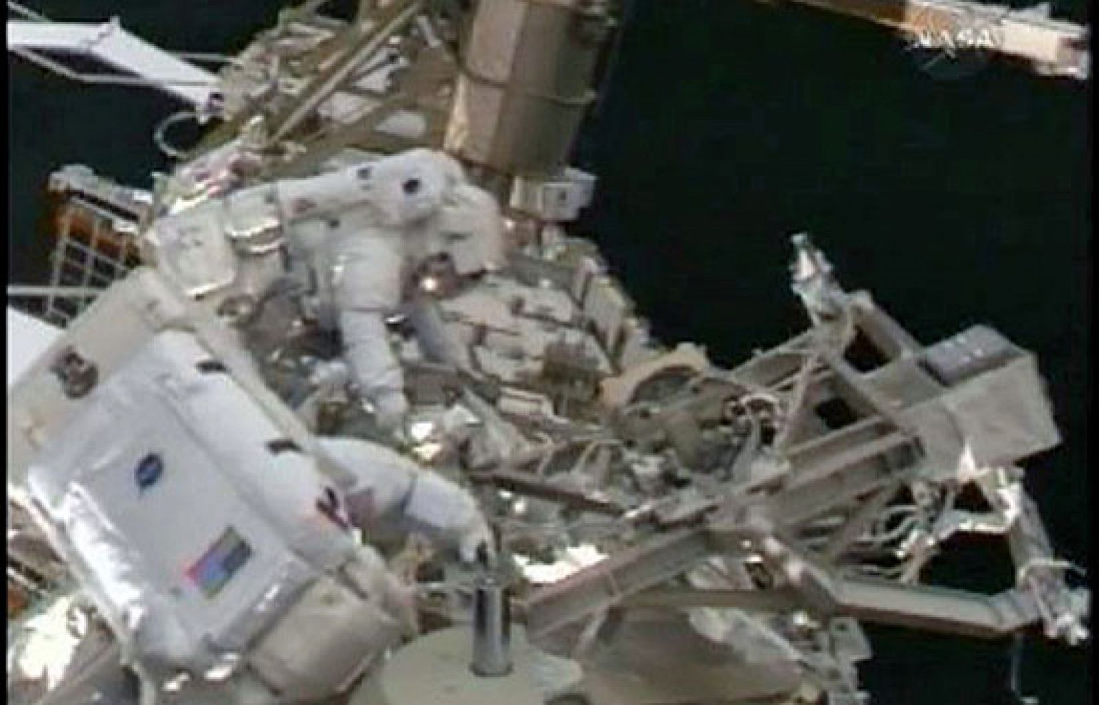 Dos tripulantes del Discovery reparan una plataforma de carga de la Estación Espacial Internacional