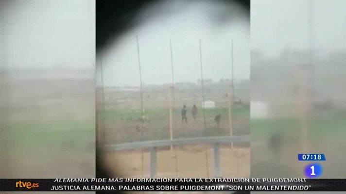 Telediario 1 - Se filtra un vídeo que muestra a un francotirador militar israelí disparando sobre palestinos desarmados