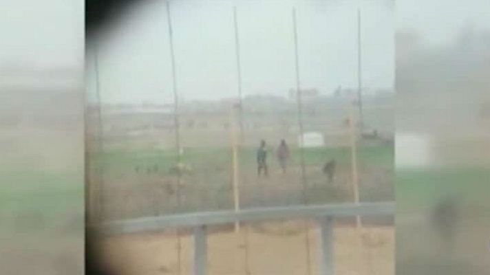 Telediario 1 - Se filtra un vídeo que muestra a un francotirador militar israelí disparando sobre palestinos desarmados