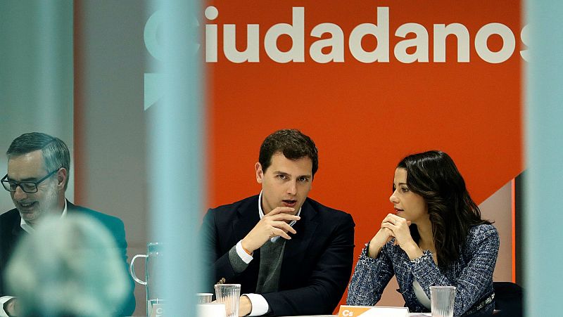 Ciudadanos, en el foco de PSOE y Podemos para quitar a Cifuentes de la Presidencia de Madrid
