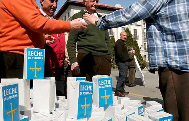 La 2 Noticias - Regalan leche como protesta