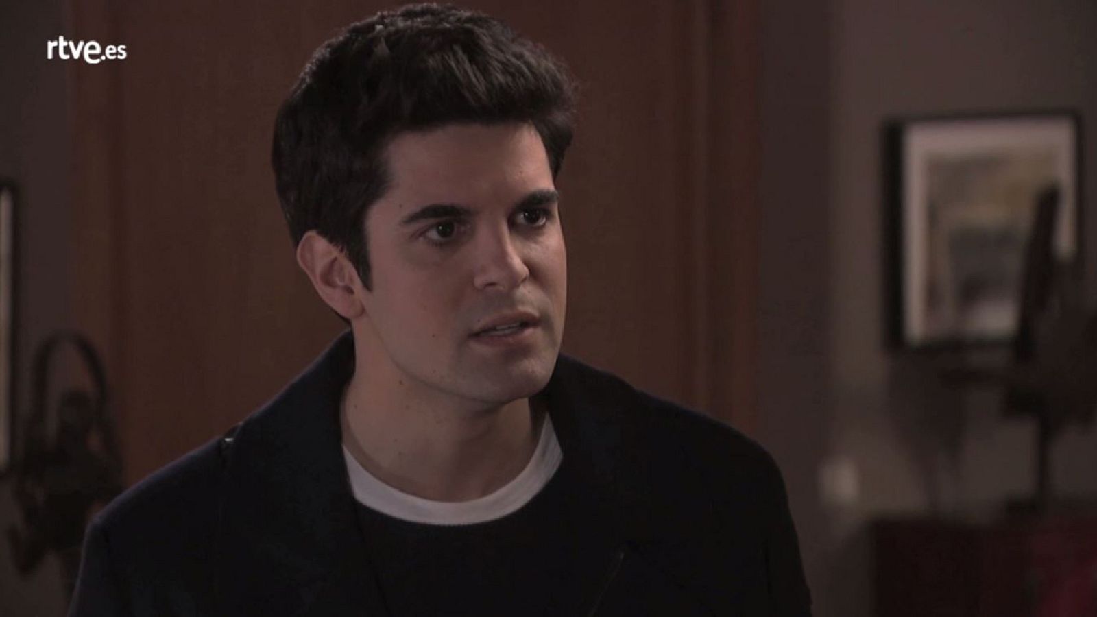 Servir y proteger - Julio mantiene una tensa conversación con su padre