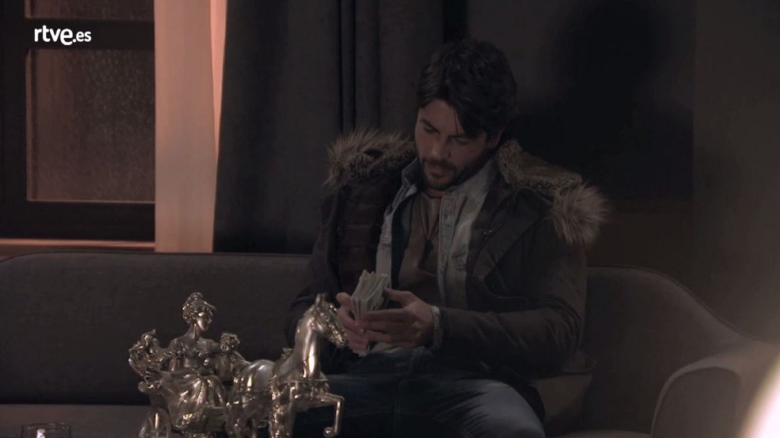 Servir y proteger - Iker acepta el primer soborno de Somoza