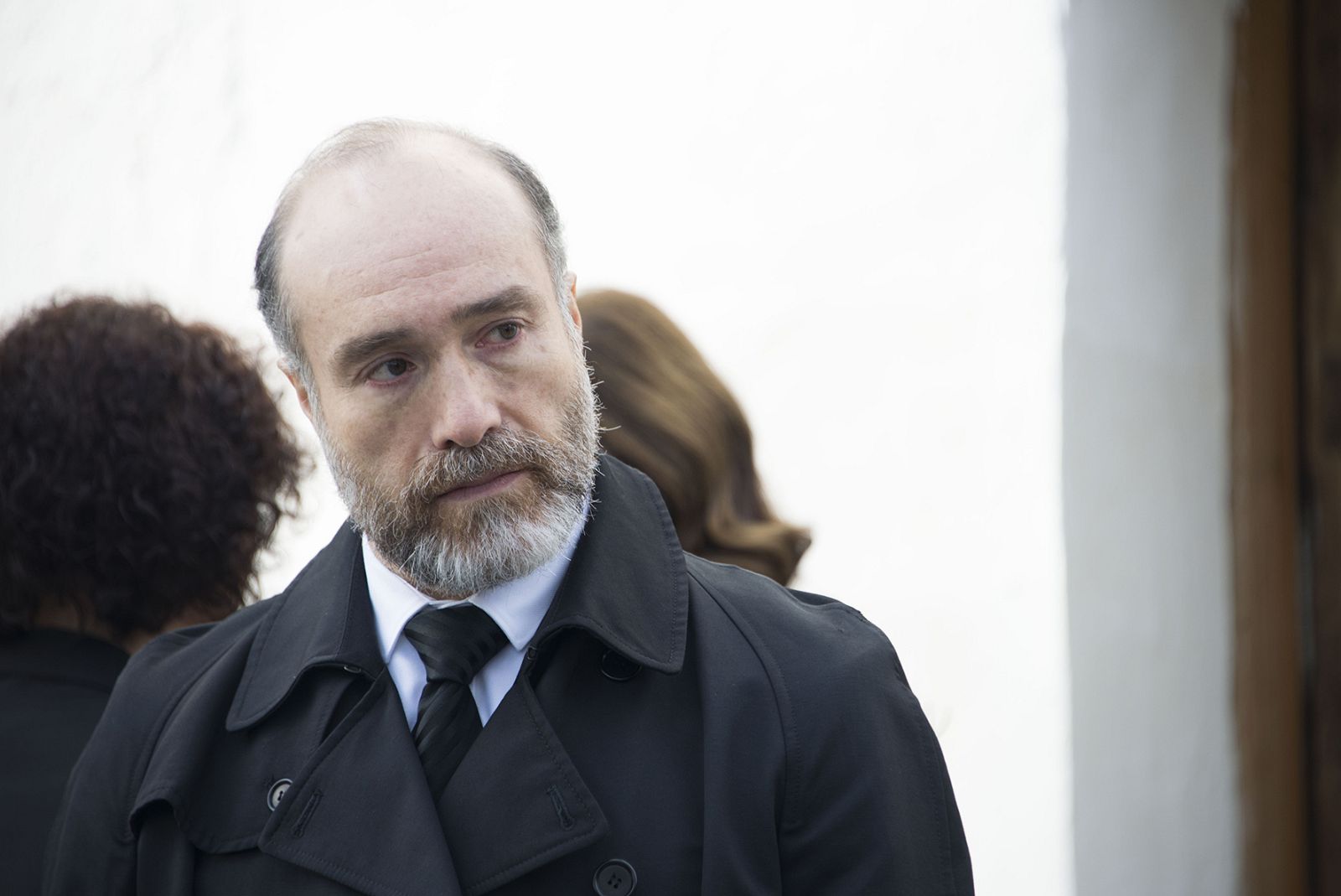 Fugitiva - Los Guzmán acuden al funeral de la familia de Velasco