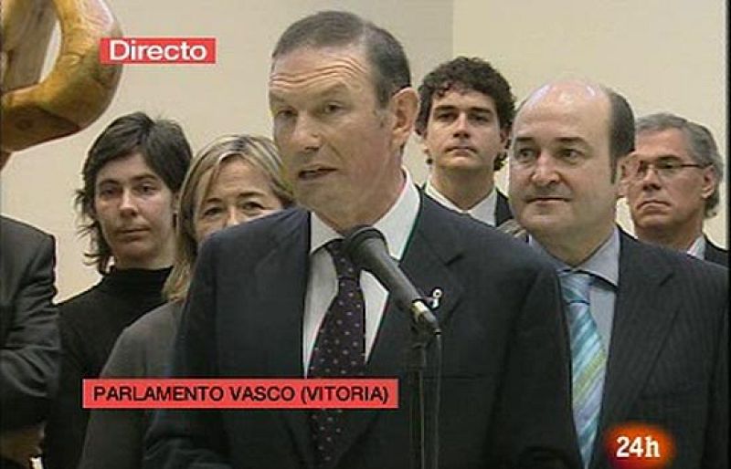 El candidato a lehendakari por el PNV, Juan José Ibarretxe, ha dicho que la sociedad vasca le ha elegido a él para liderar políticamente el País Vasco y ha señalado que tiene "80.000 razones más que Patxi López para ser lehendakari. 