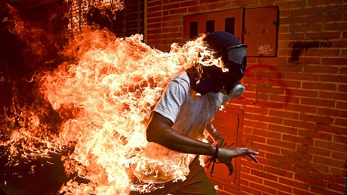 El venezolano Ronaldo Schemidt recibe el World Press Photo por una imagen de unos disturbios en Caracas